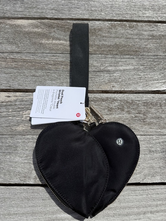 LULULEMON Dual Pouch Wristlet Heart NWT black gold